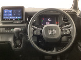 【ハンドル】運転にかかわる様々な操作を安全に行えるように視点移動が少なく操作性に配慮されたスイッチ類が凝縮されたコックピットです。