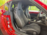 【RECARO製シート】人間工学に基づいた面圧分布によって腰への負担や長時間運転時の疲労発生を軽減☆一目でレカロとわかるスポーティなルックスが特徴です。