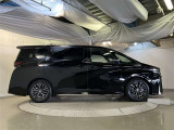 運転席側も電動スライドドアになってます。ショッピングなどでのお買い物時手がふさがっていてもドアに軽く触れるかリモコンで開閉できるので便利です!