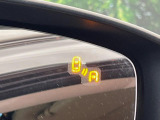 【ブラインドスポットモニタリング】走行中、ドアミラーの死角になりやすい箇所に後続車が接近するとサイドミラー付近に警告を表示、ドライバーに注意喚起をしてくれます。