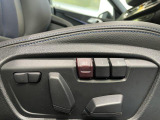 【メモリー機能付きパワーシート】運転手が代わってもボタン一つで設定ポジションに。常にご自身のドライブ設定が整います。