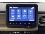 HondaCONNECT対応の便利なナビディスプレー。お持ちのスマートフォンと連携して、ナビやBluetoothでの音楽再生が可能です。デザインはもちろん、操作性も良好です。