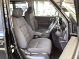 フロント広々、セパレートシートの運転席は、ハイトアジャスターが付いているので、快適にドライブができます。ハンドルはテレスコピック機能で、ハンドル位置を上・下・手前・奥に調節できます。