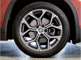 【BMWアロイホイル】軽量かつ強度に拘ったアロイホイル。走行性能ポテンシャルを引き出す設計。車の足元を引き締めてくれる大きなポイントはアロイホイルです。