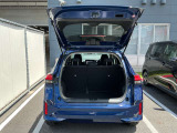 バックドアは大きく開きます。定員乗車時でも十分広いラゲッジスペースを確保しています
