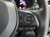 アダプティブクルーズコントロール機能付きです。走行中に先行車の様子を検知しながら、設定した車速の範囲内で先行車との距離のキープを支援します。詳細は販売店スタッフまでおたずねください。