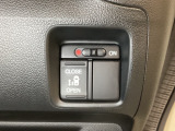 左側電動スライドドアは運転席からでも操作ができるように、ハンドル付近に開閉の操作スイッチが付いています。