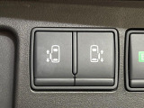 【両側パワースライドドア】スマートキーや運転席のスイッチで後席両側スライドドアの開閉が可能♪電動だから力を入れてドアを開ける必要が無く、小さなお子様でも簡単に開け閉めでき快適です♪