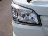 ハロゲンランプは明るさこそHID・LEDに劣りますが、「直視しても眩しいと感じないような柔らかい発光」が特徴です。先行者・対向車や歩行者などに対しての、いらない気遣いは無用。