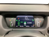 デジタル表示のスピードメーターとタコメーター、燃費やオドメーターなどの表示の他に、ホンダセンシング機能などの表示もできる多機能なマルチインフォメーション・ディスプレイです。
