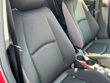 マツダのお車は、自然で疲れずらい運転姿勢を実現すべく、アクセルペダルなどまで拘っている運転席になっております。