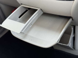 MAX3キロまで可能なトレーがエアコン操作部の下に付いてます☆★ちょっとした小物なども置いてもらえます♪