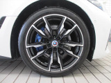 BMWのほぼすべてのモデルに『ランフラット・タイヤ』を標準装備しています。もしもパンクした場合でも、そのまま時速80kmまでで航続距離80km走行可能です。立ち往生する事無く、事故も未然に防ぎます。