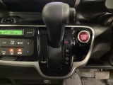CVT車のセレクトレバーです。低速から高速まで、変速ショックのないスムーズな走りを実現するとともに、エンジン効率のよい領域を維持することで燃費にも貢献します。