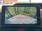 【バックカメラ】駐車時に後方がリアルタイム映像で確認できます。大型商業施設や立体駐車場での駐車時や、夜間のバック時に大活躍!運転スキルに関わらず、今や必須となった装備のひとつです