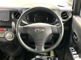 インテリアに合わせたデザインのステアリングは、運転される方のことも考え、運転しやすい形状、大きさです。是非一度、実際に触ってお確かめください。