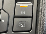 【電動パーキングブレーキ】パーキングブレーキは便利な電動式!ボタン一つで操作でき、アクセルを踏めば自動で解除されます♪レバーやペダルが無いので運転席廻りもすっきりしますね♪