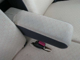 アームレスト装備!運転を快適にしてくれるオプションです♪