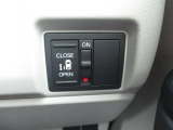 左側電動スライドドアが装備されています。狭い駐車場でも乗り降りがスムーズに行えます。