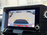 【バックカメラ】駐車時に後方がリアルタイム映像で確認できます。大型商業施設や立体駐車場での駐車時や、夜間のバック時に大活躍!運転スキルに関わらず、今や必須となった装備のひとつです!