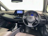 運転席まわりです。 各操作スイッチは使いやすい位置に配置されてます。