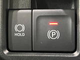 【電動パーキングブレーキ】パーキングブレーキは便利な電動式!ボタン一つで操作でき、アクセルを踏めば自動で解除されます♪レバーやペダルが無いので運転席廻りもすっきりしますね♪