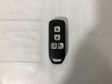 スマートキー付きですからドアロックの開閉およびエンジンスタートが楽々です。電動スライドドアの開け閉めもボタンで操作できます。