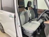 【運転席・助手席転席】運転席の足もともゆったりで長距離ドライブでも快適に★