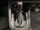 CVT車のセレクトレバーです。低速から高速まで、変速ショックのないスムーズな走りと、エンジン効率のよい領域を維持して燃費にも貢献します。サイドブレーキはスイッチ操作の電子制御パーキングブレーキです。