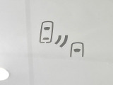 【ブラインドスポットモニター】走行中、ドアミラーの死角になりやすい箇所に後続車が接近するとサイドミラーのレンズに警告を表示!ドライバーに注意喚起をしてくれます。