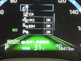 【パノラミックビュー】・・・車両の前後左右に搭載した4つのカメラにより、クルマを真上から見ているような映像を表示。運転席から確認しにくい車両周囲の状況を把握できます。