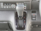 運転席より操作性の良いシフトレバーと、オートエアコンのスイッチ等の画像です。