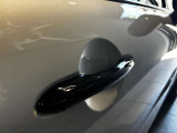 【スマートキー】お車に近づくだけでドアロック/ロック解除が可能です。