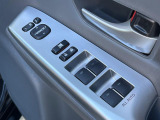 【電動格納ミラー】サイドミラーは電動格納式となっており、狭い駐車場でもキズがつくリスクを抑えられます。