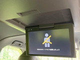 【12.1型フリップダウン】大画面モニターで後席でもエンタメをお楽しみいただけます。家族や友人とお出かけする機会が多い方に大人気です♪