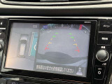 【アラウンドビューモニター】4つのカメラ映像を合成して上空から見下ろしているかのような映像をモニターして駐車をサポートします。