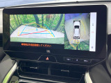 【パノラミックビューモニター】専用のカメラにより、上から見下ろしたような視点で360度クルマの周囲を確認することができます☆死角部分も確認しやすく、狭い場所での切り返しや駐車もスムーズに行えます。