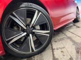 ●純正18インチアルミホイール:輸入車ならではの卓越した走りを支えるホイールと足回りです!日本車の走りに慣れている方にもぜひ体感して頂きたいほど、高いレベルでまとまっています!