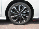 右前 18インチアルミホイール タイヤサイズは、225/45R18です。「*ホイールロックナットは展示用です」