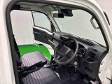 見易い計器類と運転し易いドライビングポジションは、視角も少なく前方&左右の見切りが良く運転し易いクルマです