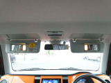 運転席バイザー裏にはバニティミラーが備わっていますので、車の外に出る前にパパッと身だしなみをチェックすることができて便利ですよ♪