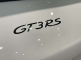 リアエンドに控えめにあしらわれたGT3 RSデカール。ポルシェの自然吸気ハイパフォーマンスモデルであることを誇らしげに提示し、後ろ姿を引き締めます。
