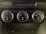 空調スイッチ類は最近流行のタッチパネル式ではなく、運転中でも直感的に操作できるダイヤル式を採用しております。