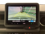 後方の距離感や障害物を、モニター越しに教えてくれる機能です。見えにくい場所を確認できる安心感が、落ち着いたハンドル操作を支えます。