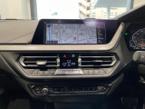 BMWのナビゲーションは操作性も良く、詳細な地図情報と交通状況を見やすく表示し、快適なドライビングをサポートしながら目的地までナビゲートします。