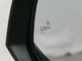 隣車線を走る車両をレーダーで検知し、ドアミラーでは確認しにくい後側方エリアに存在する車両に加え、急接近してくる車両も検知します。車両を検知するとドアミラーに搭載されたLEDインジケーターが点灯します。