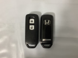 スマートキーを装備しています。鍵を差し込むことなくドアロックの開け閉めと、スタートボタン操作でのエンジンスタートができます。スペアキーも同じものを用意しております。