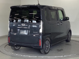 スライドドアは通常のドアに比べて、車のボディーに対し平行に開閉し、開けてもスペースを取りません。出入り口が大きいドアはお子様のいるご家庭はもちろん、混んだ駐車場でも大活躍です!