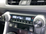 左右独立温度コントロールフルオートエアコンです。運転席、助手席それぞれで独立して温度設定ができます。冷え性の方が乗っても安心ですね♪