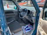 低めの乗降ステップ!体格に合わせて運転姿勢を取りやすくした運転席などこだわりのフロントシート!消毒済みなので安心!